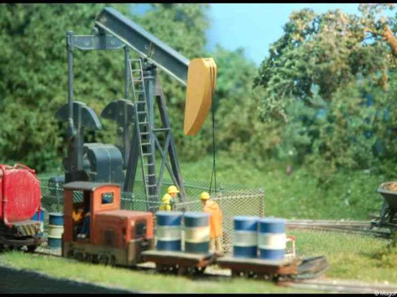 Expo train 2010, Люксембург: миниатюрная нефтяная станция с паровозиком