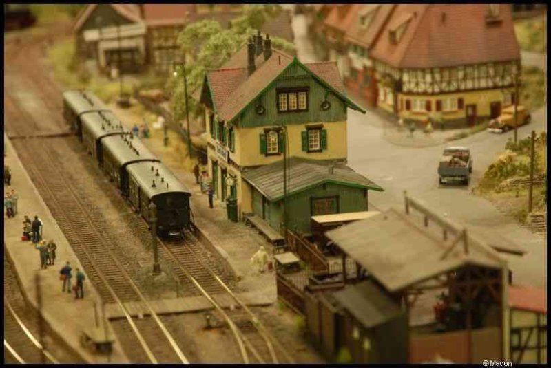 Expo train 2010, Люксембург: детализированный вокзал с поездом и традиционной архитектурой