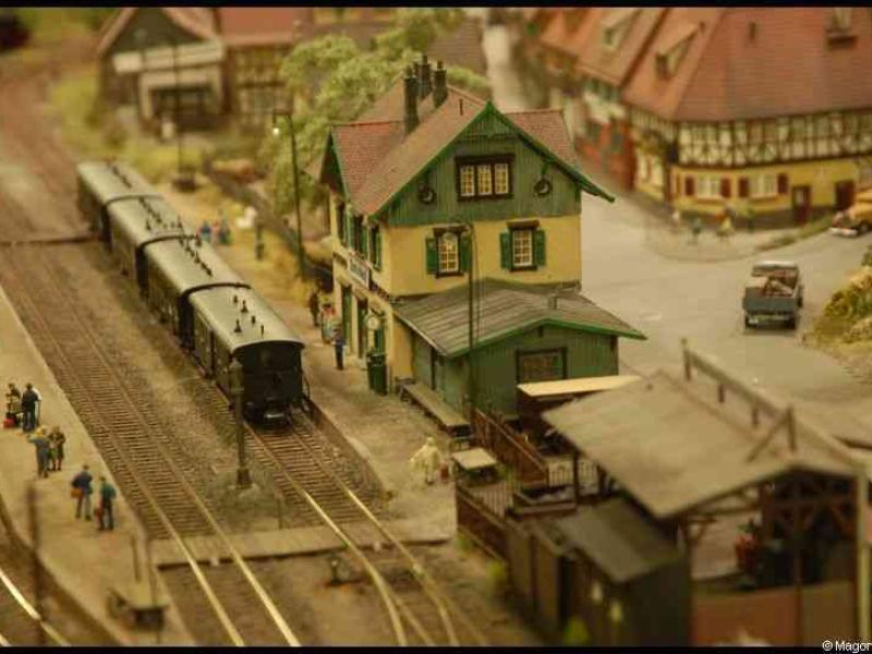 Expo train 2010, Люксембург: детализированный вокзал с поездом и традиционной архитектурой