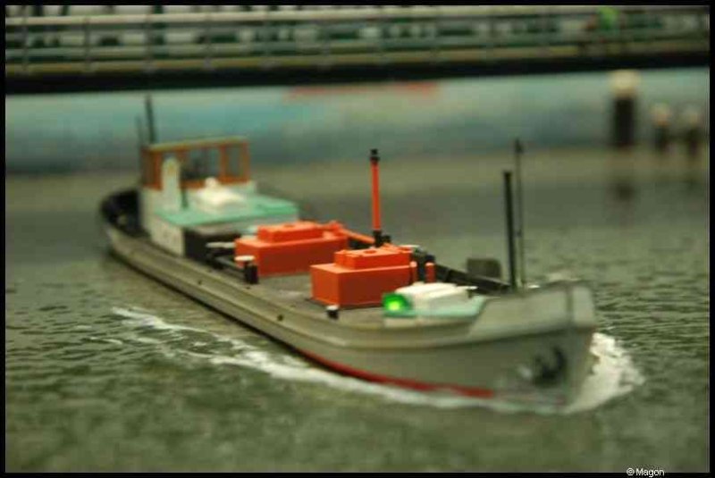 Люксембург, Expo train 2010: модель баржи с оранжевыми контейнерами на воде