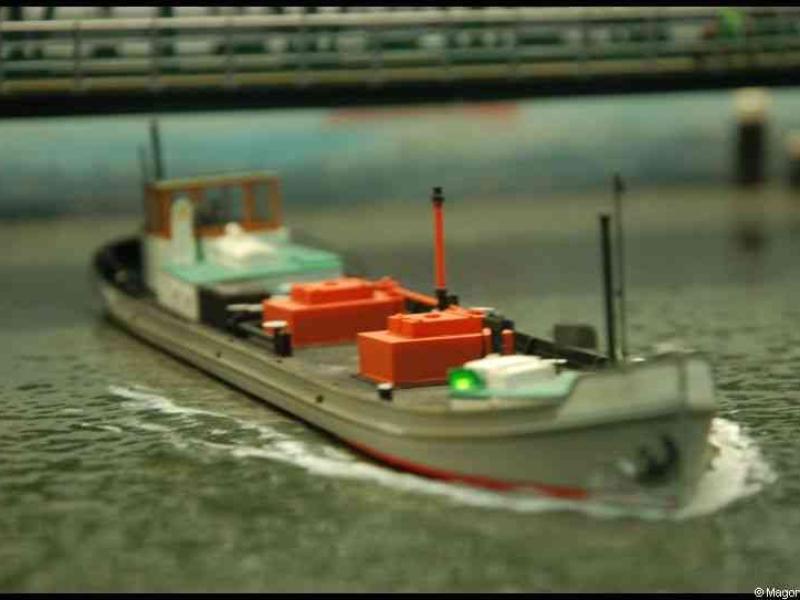 Люксембург, Expo train 2010: модель баржи с оранжевыми контейнерами на воде