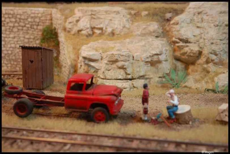 Expo train 2010, Люксембург: красный грузовик и фигурки у каменной стены