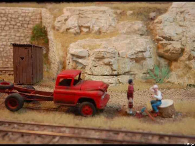 Expo train 2010, Люксембург: красный грузовик и фигурки у каменной стены
