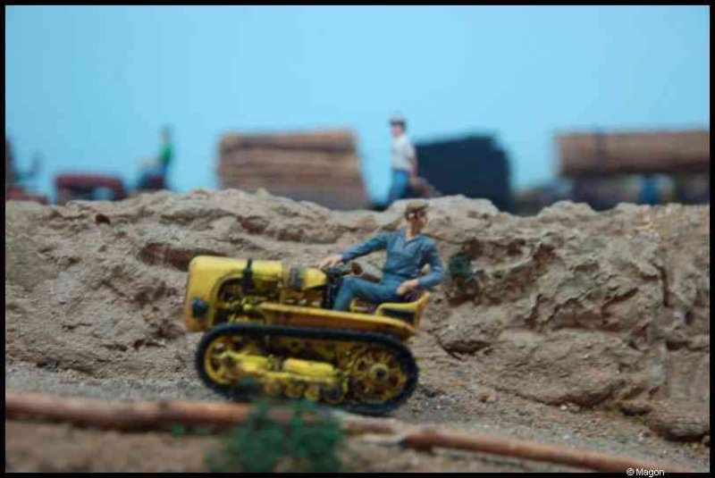 Люксембург, Expo train 2010: желтый трактор с фигуркой на грунтовой насыпи