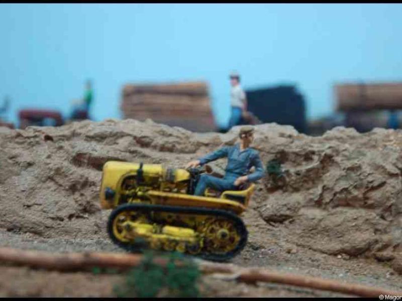 Люксембург, Expo train 2010: желтый трактор с фигуркой на грунтовой насыпи