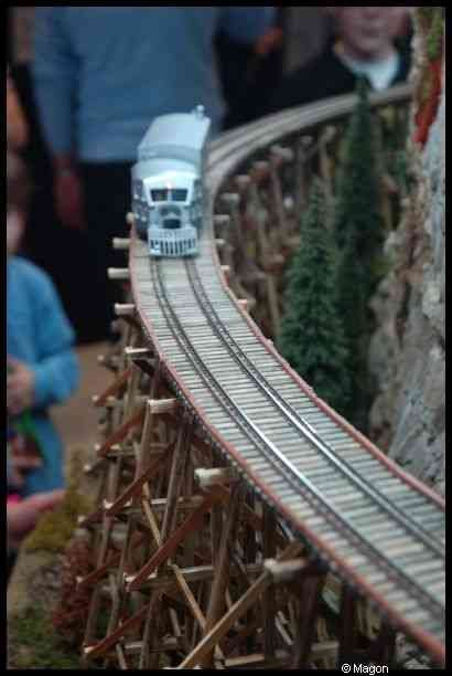 Expo train 2010, Люксембург: поезд на деревянном мосту