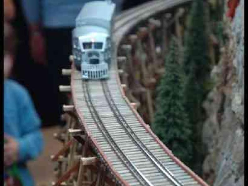 Expo train 2010, Люксембург: поезд на деревянном мосту