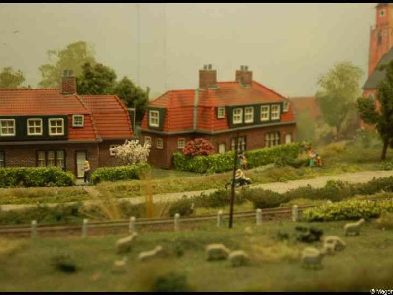 Expo train 2010, Люксембург: миниатюрный посёлок с красной черепицей и овцами
