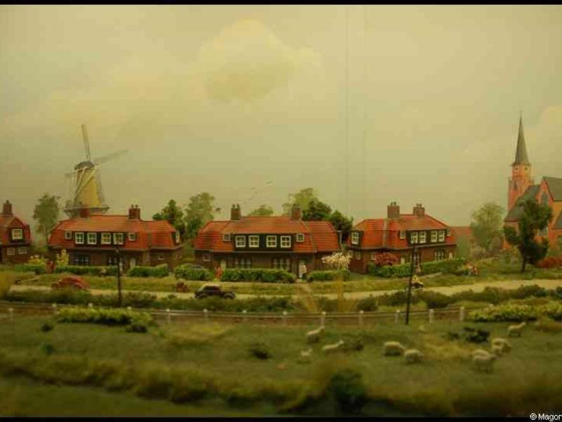 Expo train 2010, Люксембург: миниатюрный посёлок с ветряной мельницей и церковью