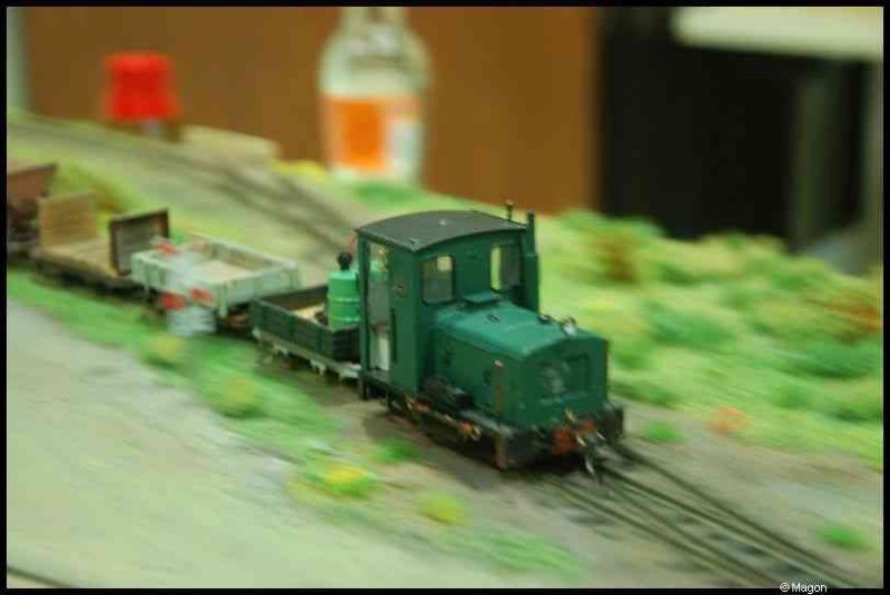 Expo train 2010 в Люксембурге: зелёный локомотив с вагонами на модели железной дороги