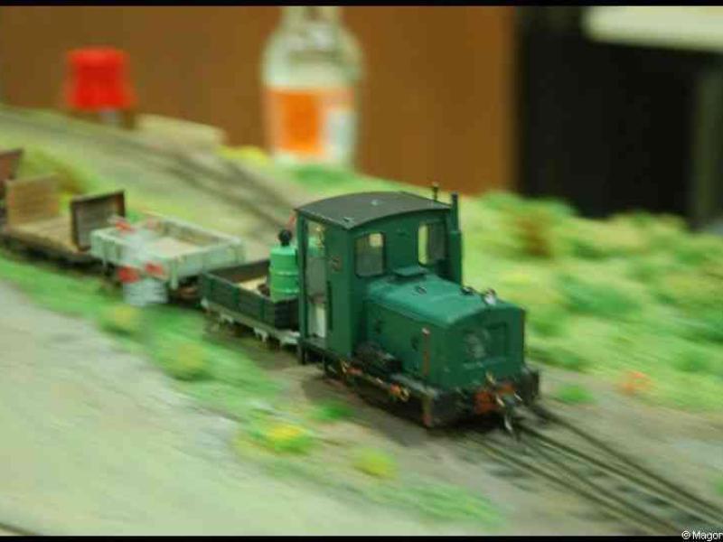 Expo train 2010 в Люксембурге: зелёный локомотив с вагонами на модели железной дороги
