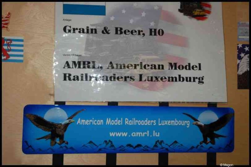 Expo train 2010 в Люксембурге: вывеска AMRL и флаги у стенда