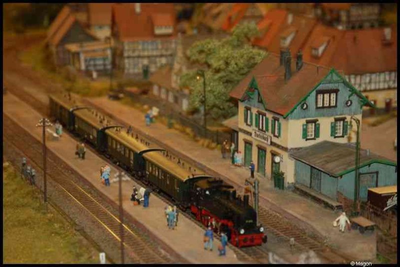 Expo train 2010 в Люксембурге: детализированный вокзал с паровозом