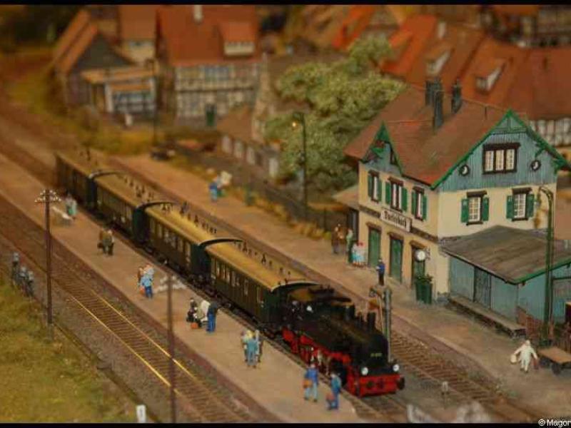 Expo train 2010 в Люксембурге: детализированный вокзал с паровозом
