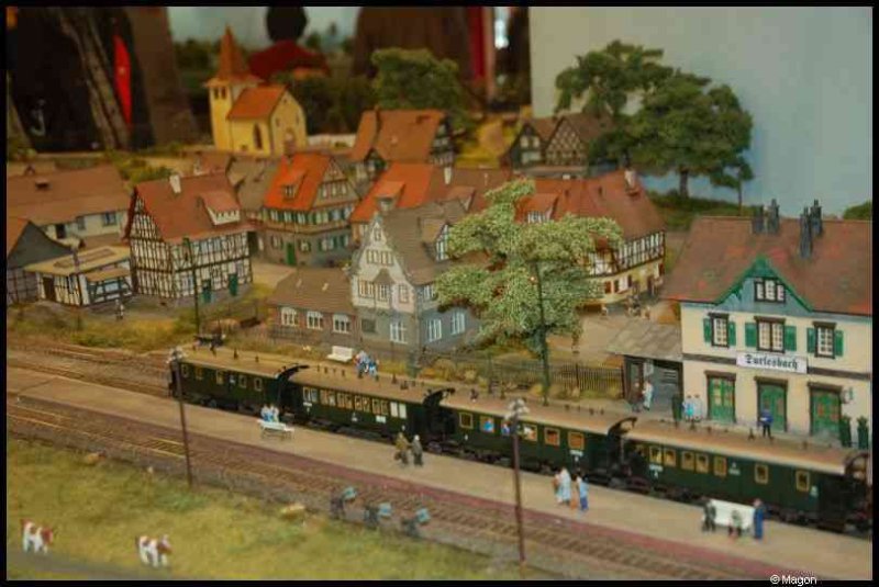 Expo train 2010, Люксембург: миниатюрная станция Zürichbach с поездом и деревянными домами