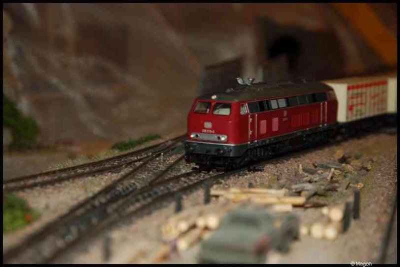 Expo train 2010, Люксембург: красный локомотив на перекрёстке путей