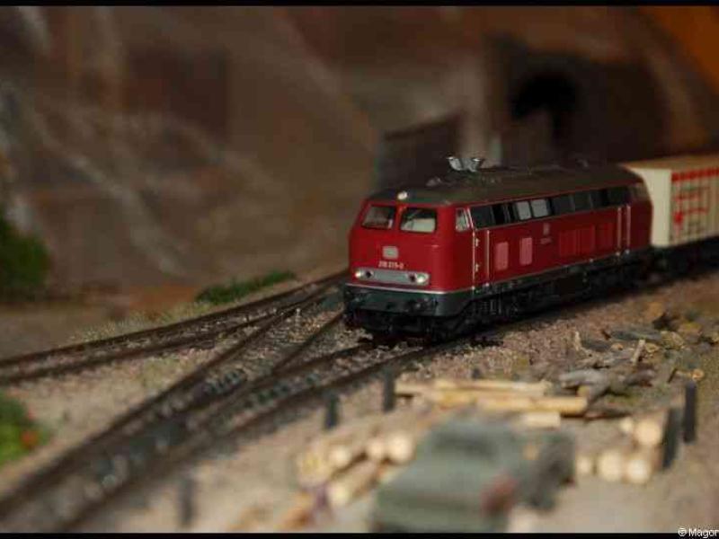 Expo train 2010, Люксембург: красный локомотив на перекрёстке путей
