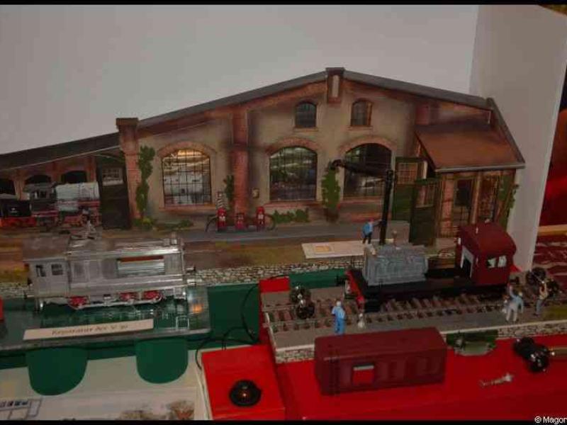 Expo train 2010, Люксембург: детализированный паровозный двор с краном и вагонами