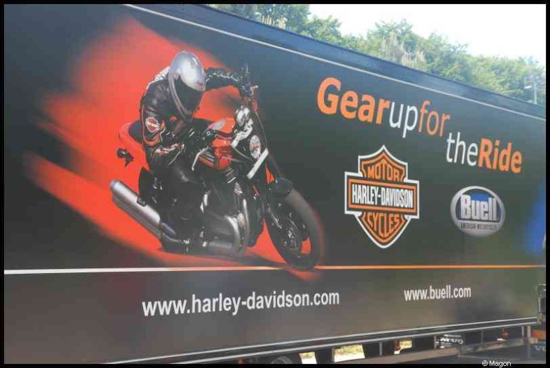 Hog, Люксембург, 2010: грузовик с мотоциклом Harley-Davidson и Buell