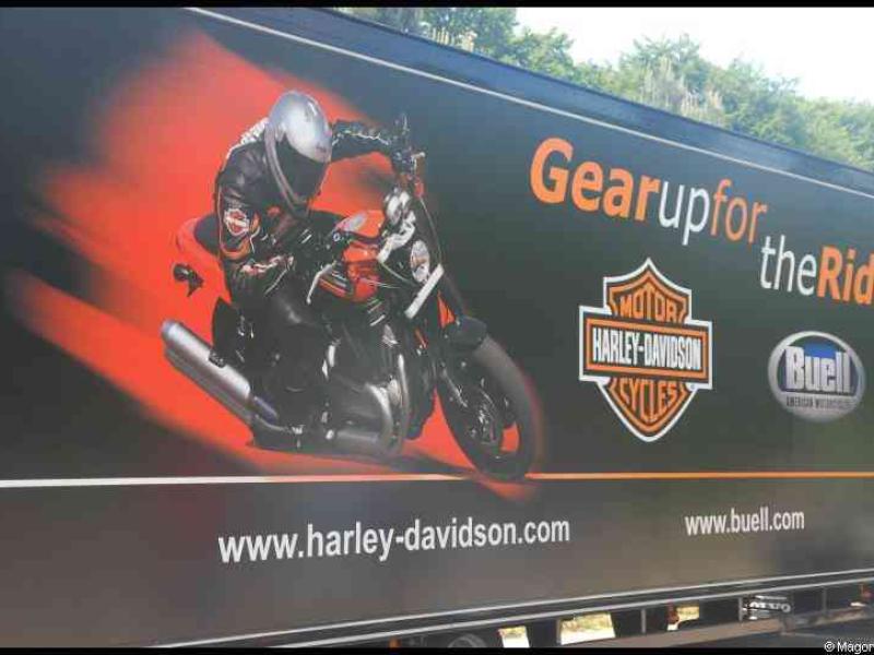 Hog, Люксембург, 2010: грузовик с мотоциклом Harley-Davidson и Buell