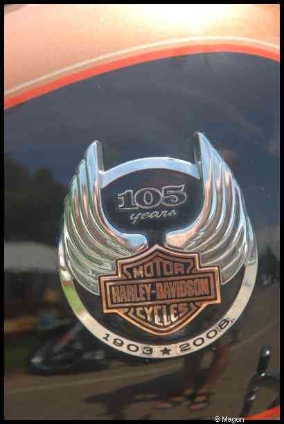 Металлический эмблема Harley-Davidson с надписью 105 лет