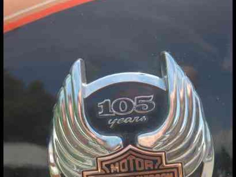 Металлический эмблема Harley-Davidson с надписью 105 лет