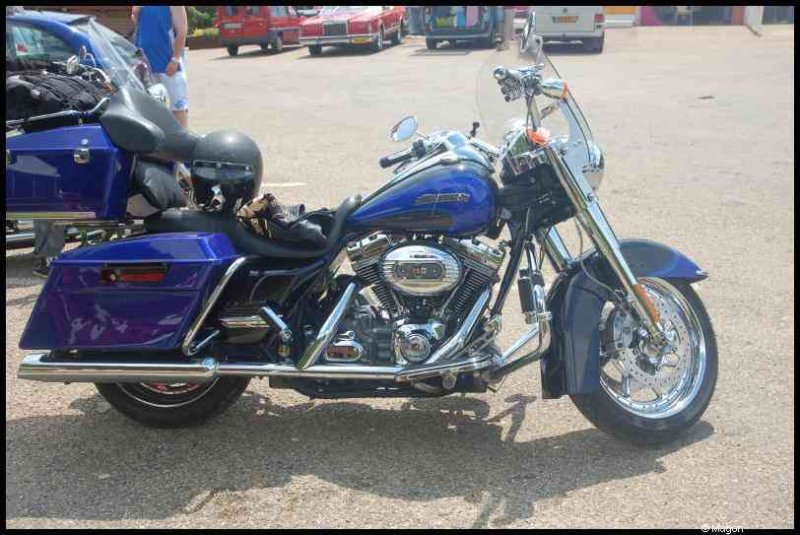 Hog, Люксембург, 2010: синий Harley-Davidson с багажниками на асфальте