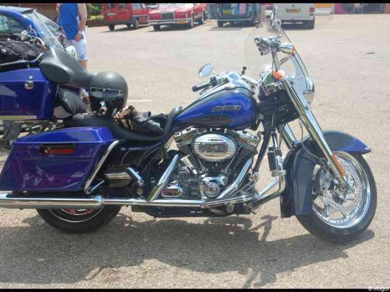 Hog, Люксембург, 2010: синий Harley-Davidson с багажниками на асфальте