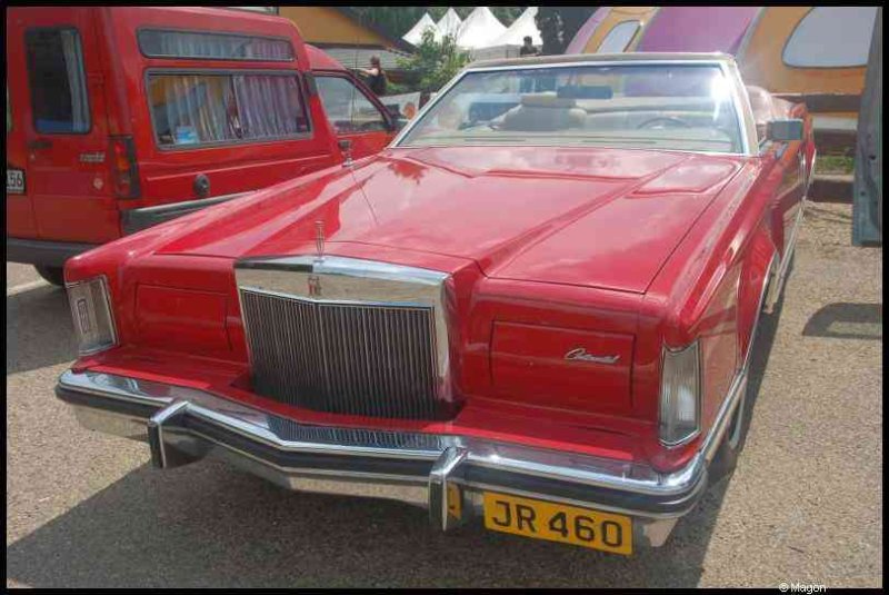 Hog, Люксембург, 2010: красный Lincoln Continental в тени палаток