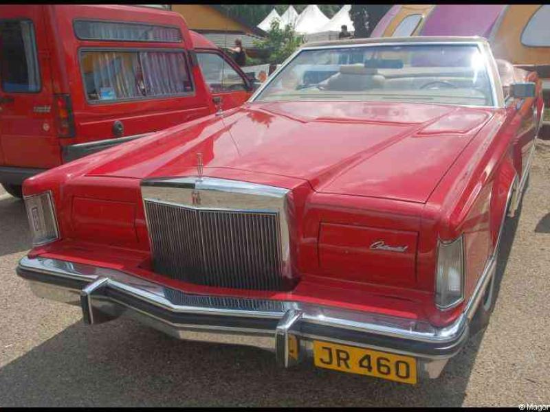 Hog, Люксембург, 2010: красный Lincoln Continental в тени палаток