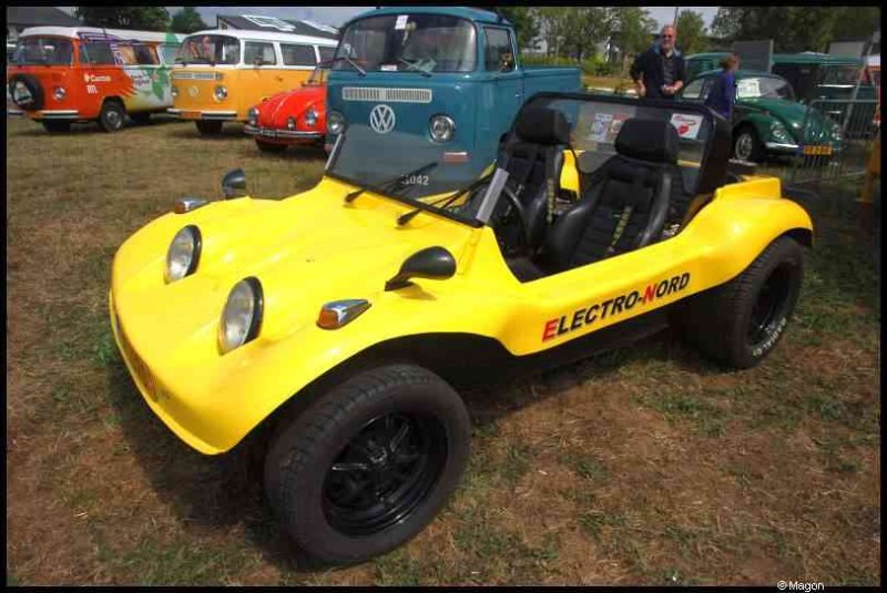 Luxbug 2010: жёлтый электрический джип Electro-Nord на фоне винтажных VW