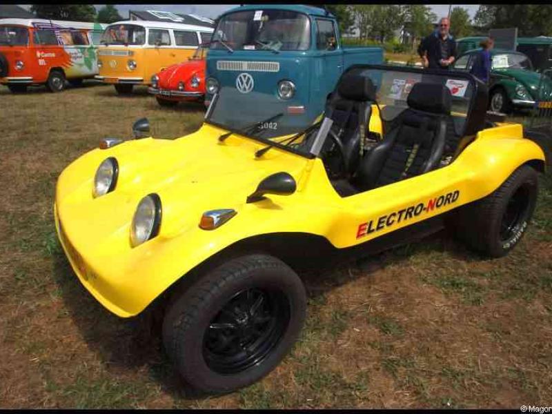 Luxbug 2010: жёлтый электрический джип Electro-Nord на фоне винтажных VW