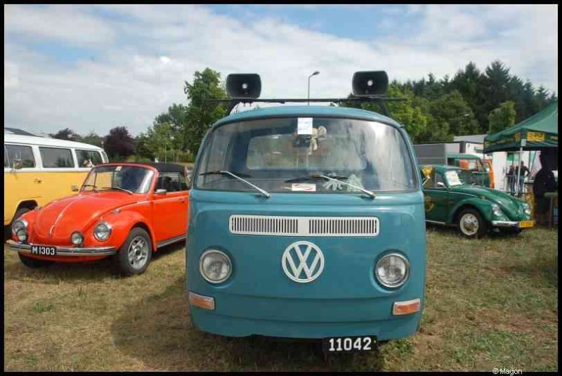 Luxbug 2010: голубой VW T2 с рогами и «11042» на бампере в Люксембурге