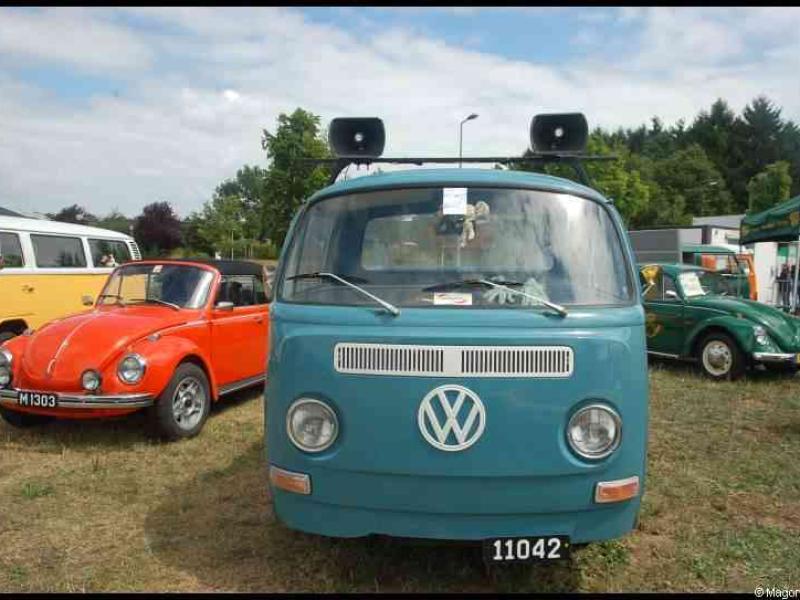 Luxbug 2010: голубой VW T2 с рогами и «11042» на бампере в Люксембурге