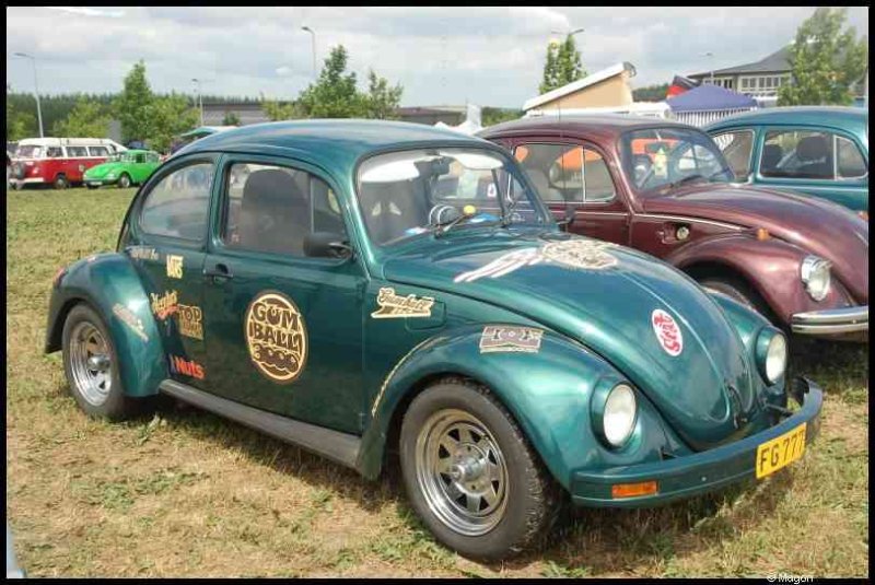 Luxbug 2010: зелёный Волкswagen Beetle с «Gom Ball 3000» на капоте в Люксембурге