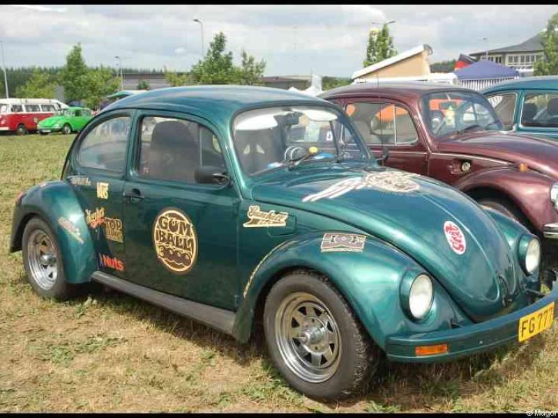 Luxbug 2010: зелёный Волкswagen Beetle с «Gom Ball 3000» на капоте в Люксембурге