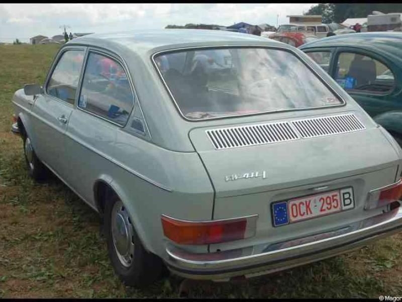 Luxbug 2010: серый VW Passat B1 на лужайке в Люксембурге