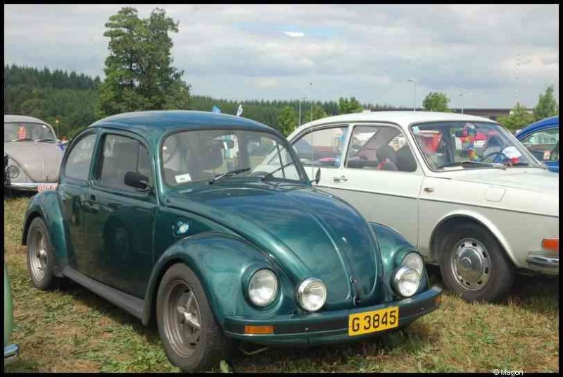 Luxbug 2010: зелёный Волкswagen и белый Volkswagen в Люксембурге