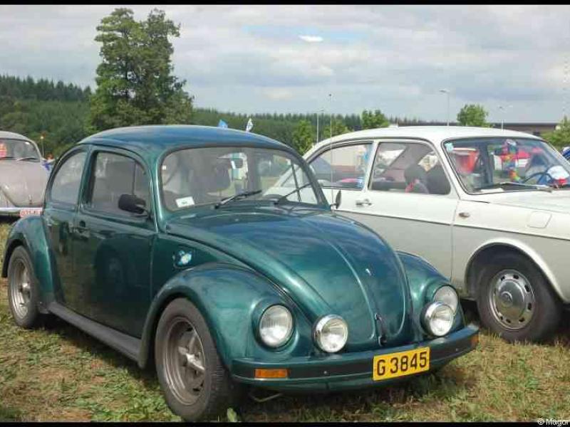 Luxbug 2010: зелёный Волкswagen и белый Volkswagen в Люксембурге