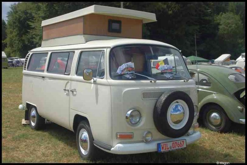 Luxbug 2010: кремовый VW T2 с домиком на крыше в Люксембурге