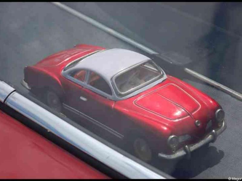 Luxbug 2010: красный кабриолет с белой крышей на выставке в Люксембурге