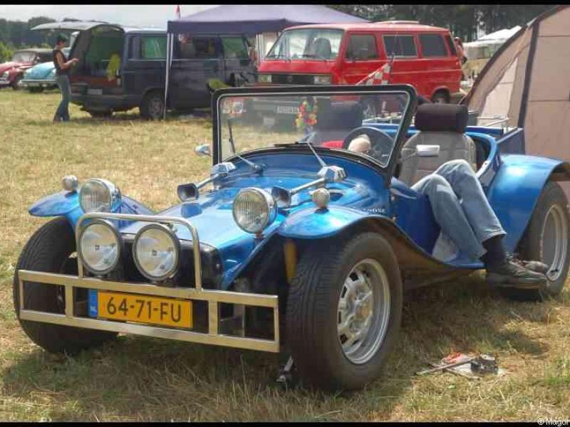 Luxbug 2010: синий джип-десантник на поле фестиваля в Люксембурге