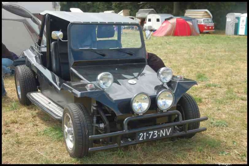 Luxbug 2010: чёрный джип-дюнсер на поле с палатками в Люксембурге