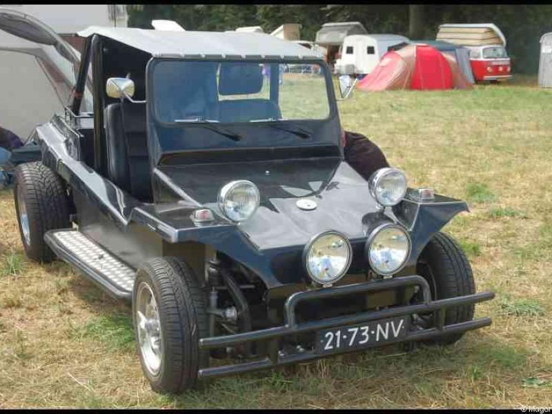 Luxbug 2010: чёрный джип-дюнсер на поле с палатками в Люксембурге