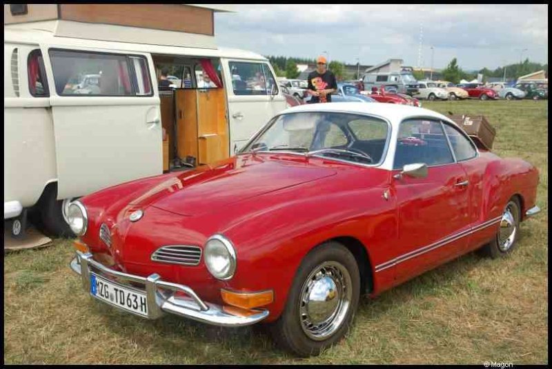 Luxbug 2010: красный Karmann Ghia у белого фургона в Люксембурге