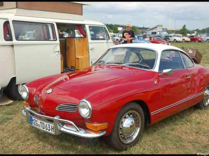 Luxbug 2010: красный Karmann Ghia у белого фургона в Люксембурге