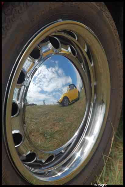 Luxbug 2010: отражение жёлтого кабриолета в хромированном колесе