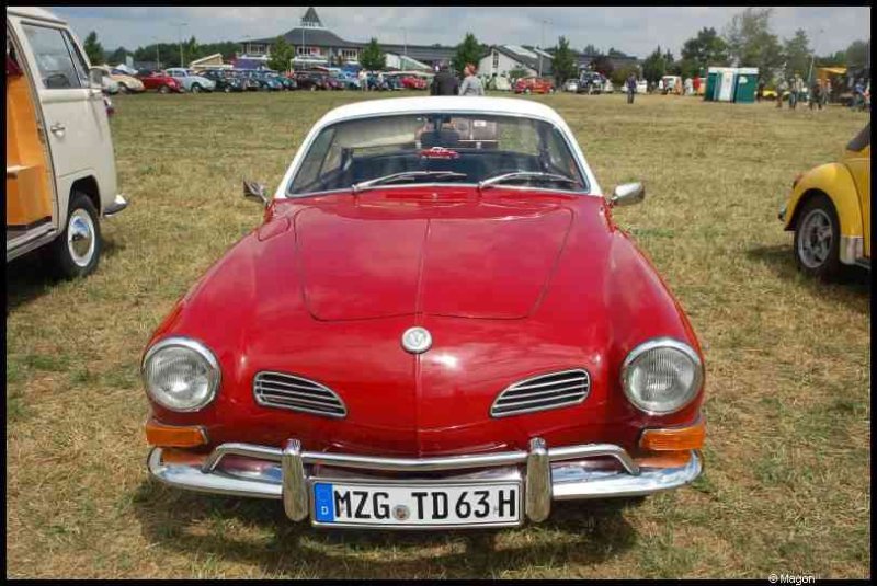Luxbug 2010: красный Karmann Ghia на зелёной поляне в Люксембурге