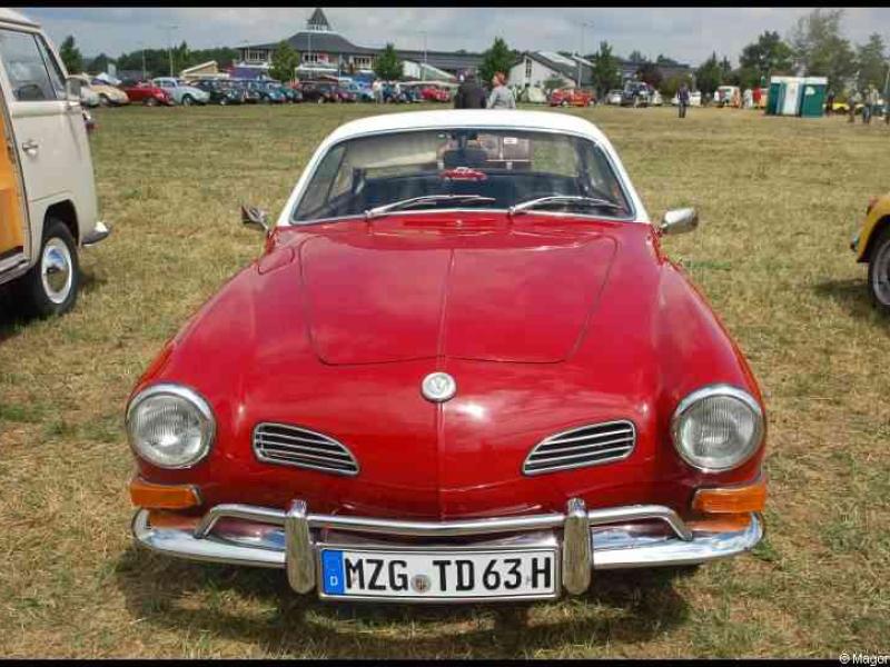 Luxbug 2010: красный Karmann Ghia на зелёной поляне в Люксембурге