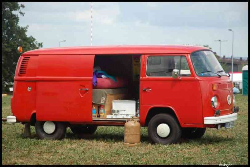 Luxbug 2010: красный фургон VW на лужайке в Люксембурге